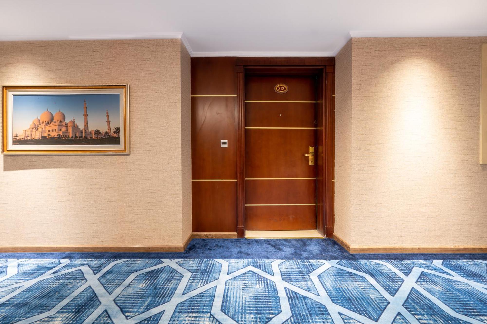 Hotel Shaza Regency Plaza Al Madinah Medina Esterno foto A door in a hotel