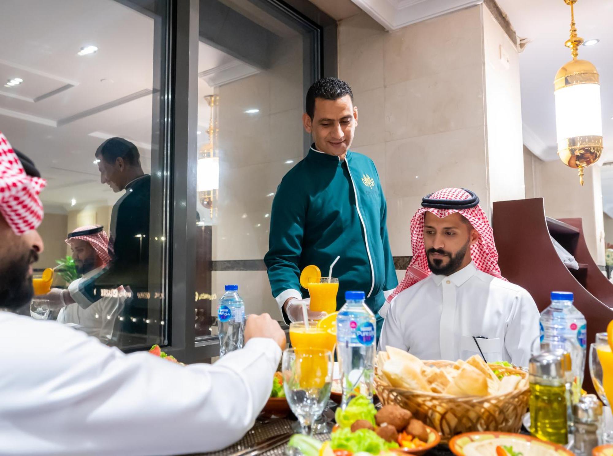 Hotel Shaza Regency Plaza Al Madinah Medina Esterno foto A waiter serving guests at a restaurant in Riyadh, Saudi Arabia